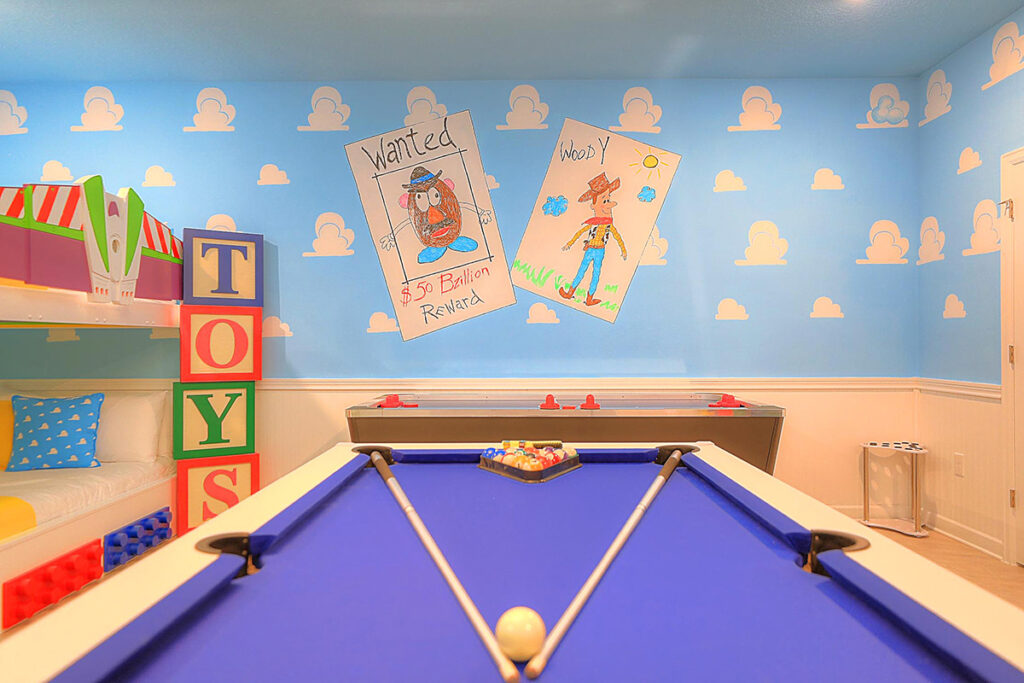 Howz It Lookin – Theme Rooms