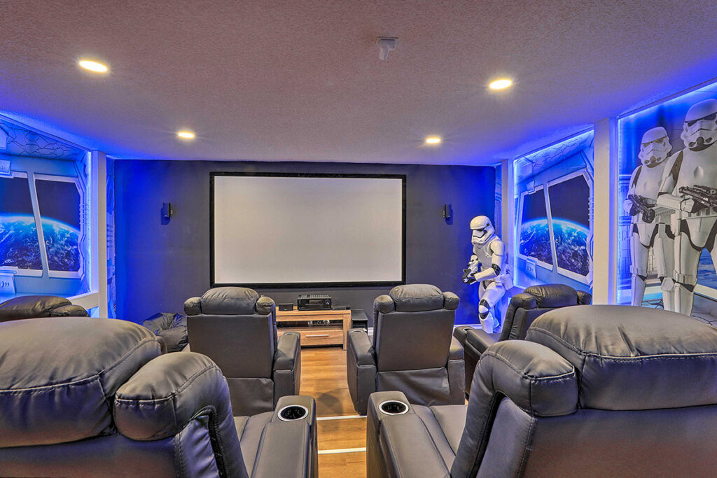 Howz It Lookin – Theme Rooms