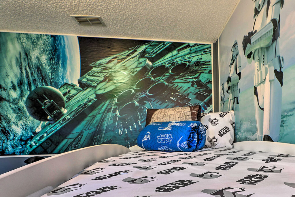 Howz It Lookin – Theme Rooms